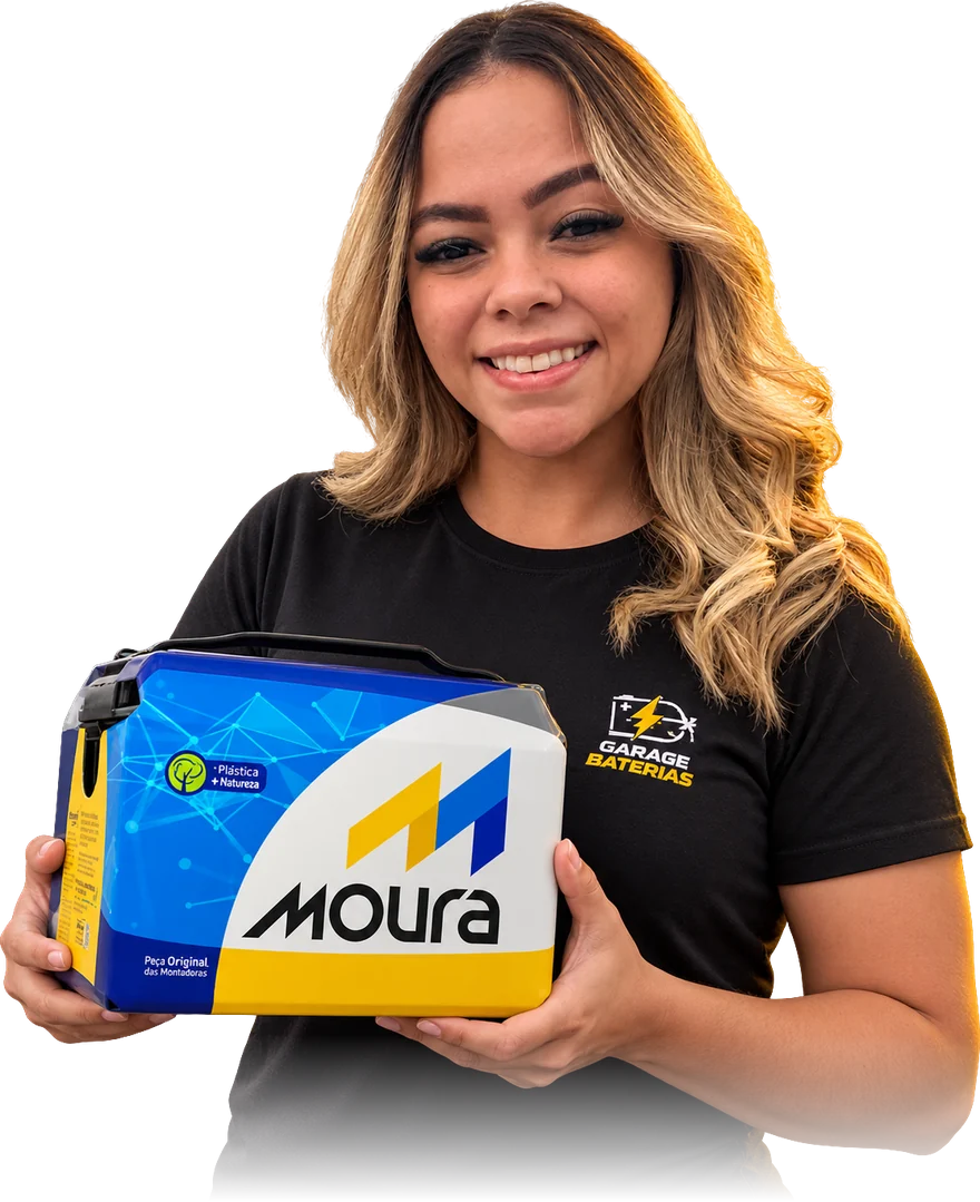 Maria Clara, da Garage Baterias, segurando uma bateria Moura